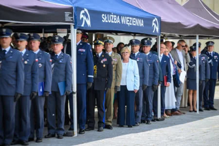Zdjęcie przedstawia uczestników święta ŚŁużby WIęziennej