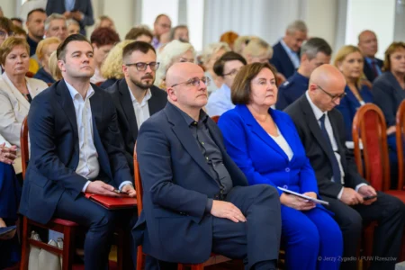 Zdjęcie przedstawia uczestników konferencji