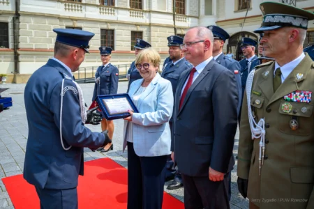 Zdjęcie przedstawia uczestników święta ŚŁużby WIęziennej