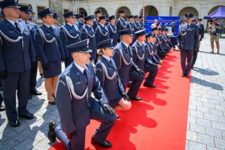 Zdjęcie przedstawia uczestników święta ŚŁużby WIęziennej