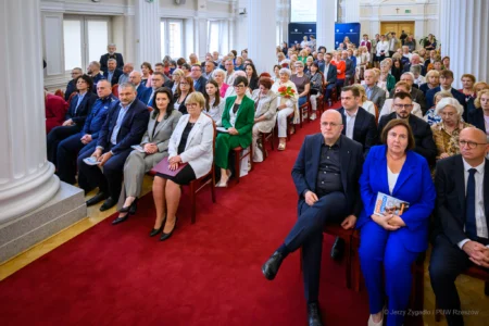 Zdjęcie przedstawia uczestników konferencji