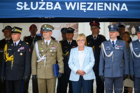 Zdjęcie przedstawia uczestników święta ŚŁużby WIęziennej