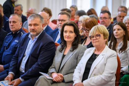 Zdjęcie przedstawia uczestników konferencji