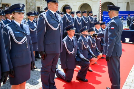 Zdjęcie przedstawia uczestników święta ŚŁużby WIęziennej