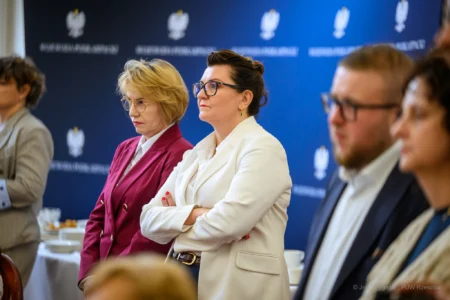 Zdjęcie przedstawia uczestników konferencji