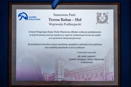 Zdjęcie przedstawia okolicznościowy grawerton z podziękowaniami