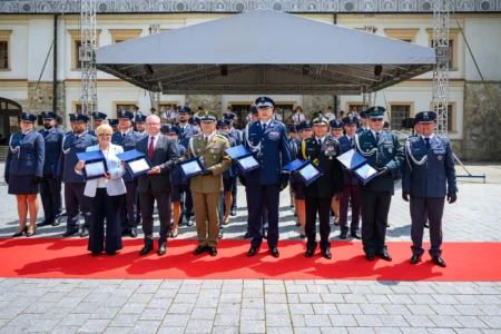 Zdjęcie przedstawia uczestników święta ŚŁużby WIęziennej