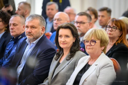 Zdjęcie przedstawia uczestników konferencji