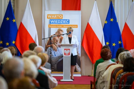 Zdjęcie przedstawia uczestników konferencji