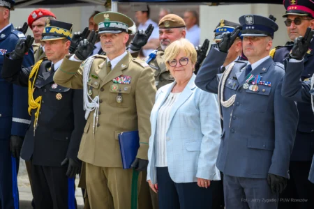 Zdjęcie przedstawia uczestników święta ŚŁużby WIęziennej