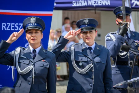 Zdjęcie przedstawia uczestników święta ŚŁużby WIęziennej