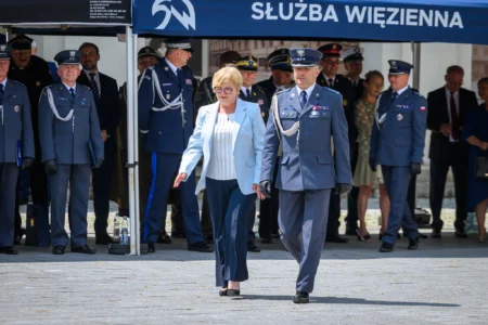 Zdjęcie przedstawia uczestników święta ŚŁużby WIęziennej