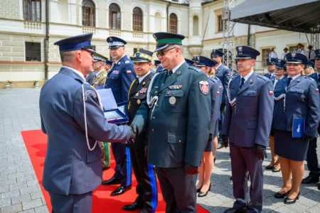 Zdjęcie przedstawia uczestników święta ŚŁużby WIęziennej