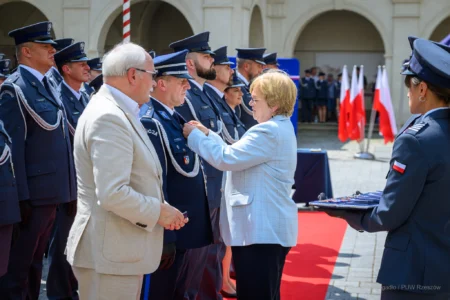 Zdjęcie przedstawia uczestników święta ŚŁużby WIęziennej