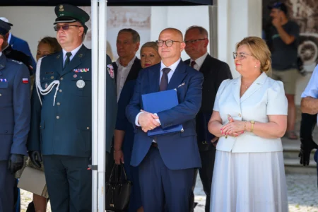 Zdjęcie przedstawia uczestników święta ŚŁużby WIęziennej