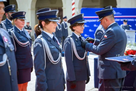 Zdjęcie przedstawia uczestników święta ŚŁużby WIęziennej
