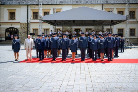 Zdjęcie przedstawia uczestników święta ŚŁużby WIęziennej