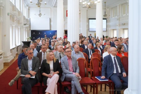 Zdjęcie przedstawia uczestników spotkania w Podkarpackim Urzędzie Wojewódzkim w Rzeszowie
