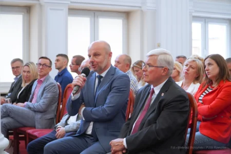 Zdjęcie przedstawia uczestników spotkania w Podkarpackim Urzędzie Wojewódzkim w Rzeszowie