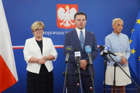 Zdjęcie przedstawia uczestników spotkania w Podkarpackim Urzędzie Wojewódzkim w Rzeszowie