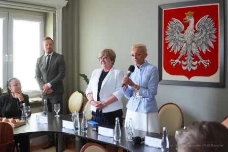 Zdjęcie przedstawia uczestników spotkania w Podkarpackim Urzędzie Wojewódzkim w Rzeszowie
