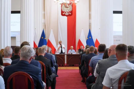 Zdjęcie przedstawia uczestników spotkania w Podkarpackim Urzędzie Wojewódzkim w Rzeszowie