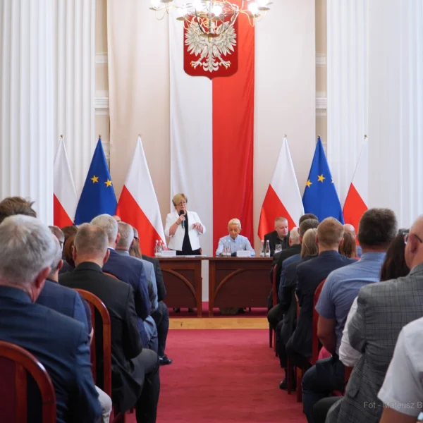 Zdjęcie przedstawia uczestników spotkania w Podkarpackim Urzędzie Wojewódzkim w Rzeszowie