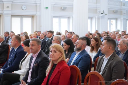 Zdjęcie przedstawia uczestników spotkania w Podkarpackim Urzędzie Wojewódzkim w Rzeszowie
