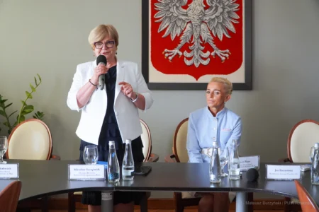 Zdjęcie przedstawia uczestników spotkania w Podkarpackim Urzędzie Wojewódzkim w Rzeszowie