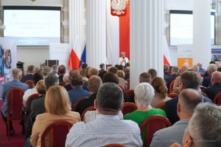 Zdjęcie przedstawia uczestników spotkania w Podkarpackim Urzędzie Wojewódzkim w Rzeszowie
