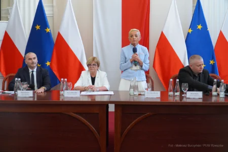 Zdjęcie przedstawia uczestników spotkania w Podkarpackim Urzędzie Wojewódzkim w Rzeszowie