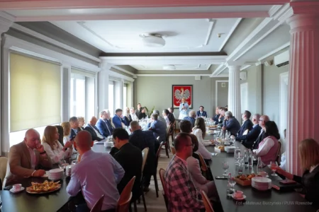 Zdjęcie przedstawia uczestników spotkania w Podkarpackim Urzędzie Wojewódzkim w Rzeszowie