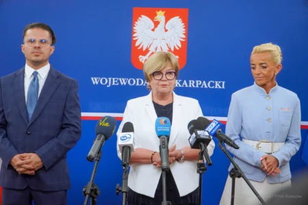 Zdjęcie przedstawia uczestników spotkania w Podkarpackim Urzędzie Wojewódzkim w Rzeszowie