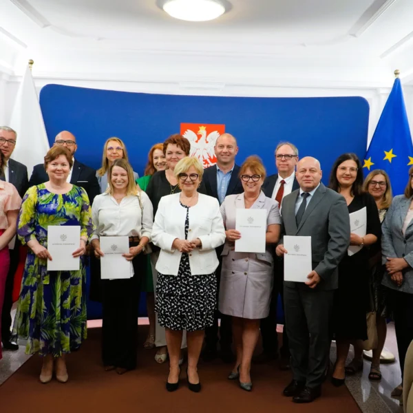 Zdjęcie przedstawia wojewodę podkarpackiego i samorządy uczestniczące w uroczystości podpisania umów
