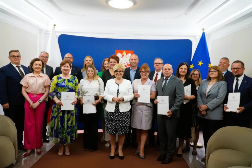 Zdjęcie przedstawia wojewodę podkarpackiego i samorządy uczestniczące w uroczystości podpisania umów