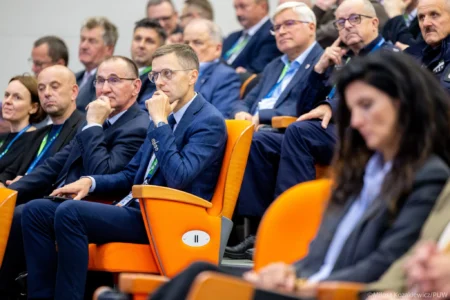Zdjęcie przedstawia uczestników konferencji