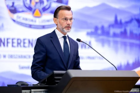 Zdjęcie przedstawia uczestników konferencji