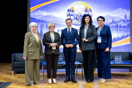 Zdjęcie przedstawia uczestników konferencji
