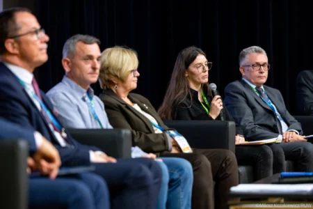 Zdjęcie przedstawia uczestników konferencji
