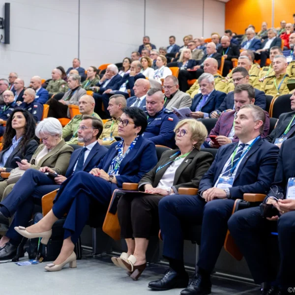 Zdjęcie przedstawia uczestników konferencji