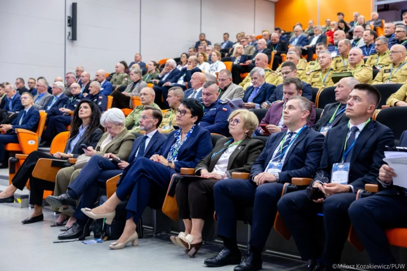Zdjęcie przedstawia uczestników konferencji
