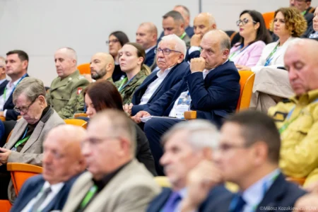 Zdjęcie przedstawia uczestników konferencji
