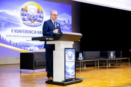 Zdjęcie przedstawia uczestników konferencji