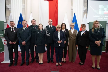 Zdjęcie przedstawia uczestników uroczystości z okazji jubileuszu ITD