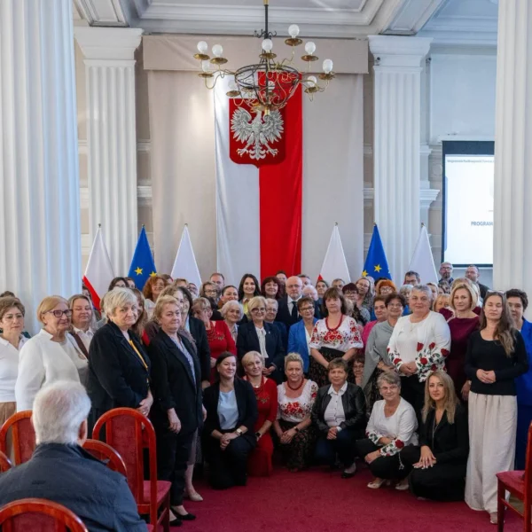 Zdjęcie grupowe organizacji przedstawiających umowy w ramach programu Aktywni Seniorzy
