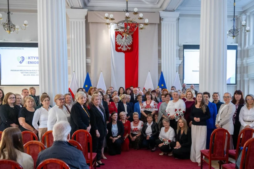 Zdjęcie grupowe organizacji przedstawiających umowy w ramach programu Aktywni Seniorzy