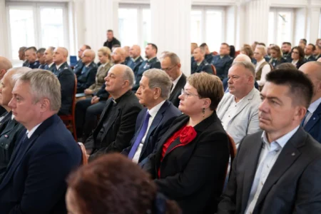 Zdjęcie przedstawia uczestników uroczystości z okazji jubileuszu ITD