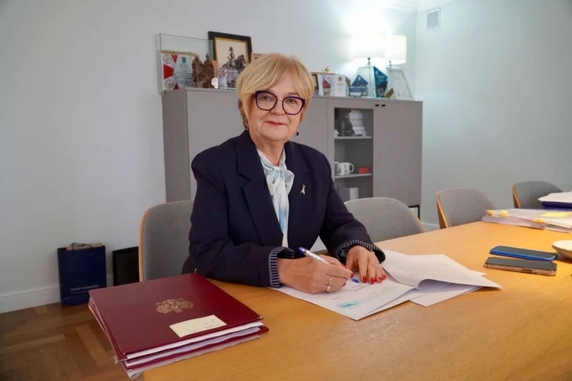 Wojewoda podkarpacki Teresa Kubas-Hul podczas podpisania umów