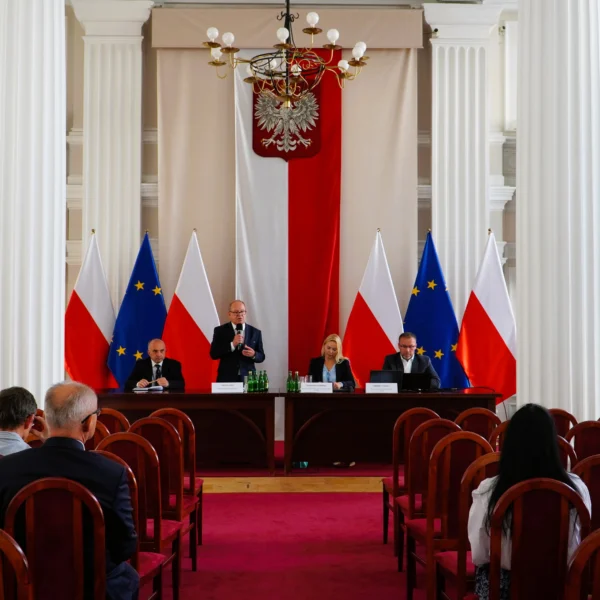 Zdjęcie przedstawia uczestników spotkania w urzędzie wojewódzkim