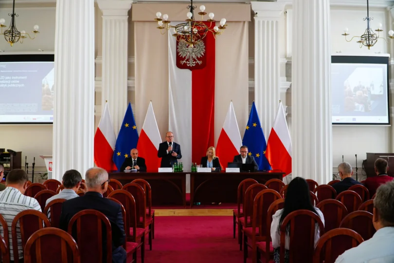 Zdjęcie przedstawia uczestników spotkania w urzędzie wojewódzkim